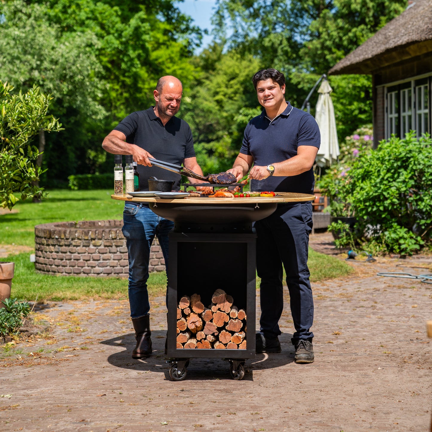 BBQ Plancha Grill Hermano XXL Blackline - Ø80cm 8mm Avec entourage en bois Mesa