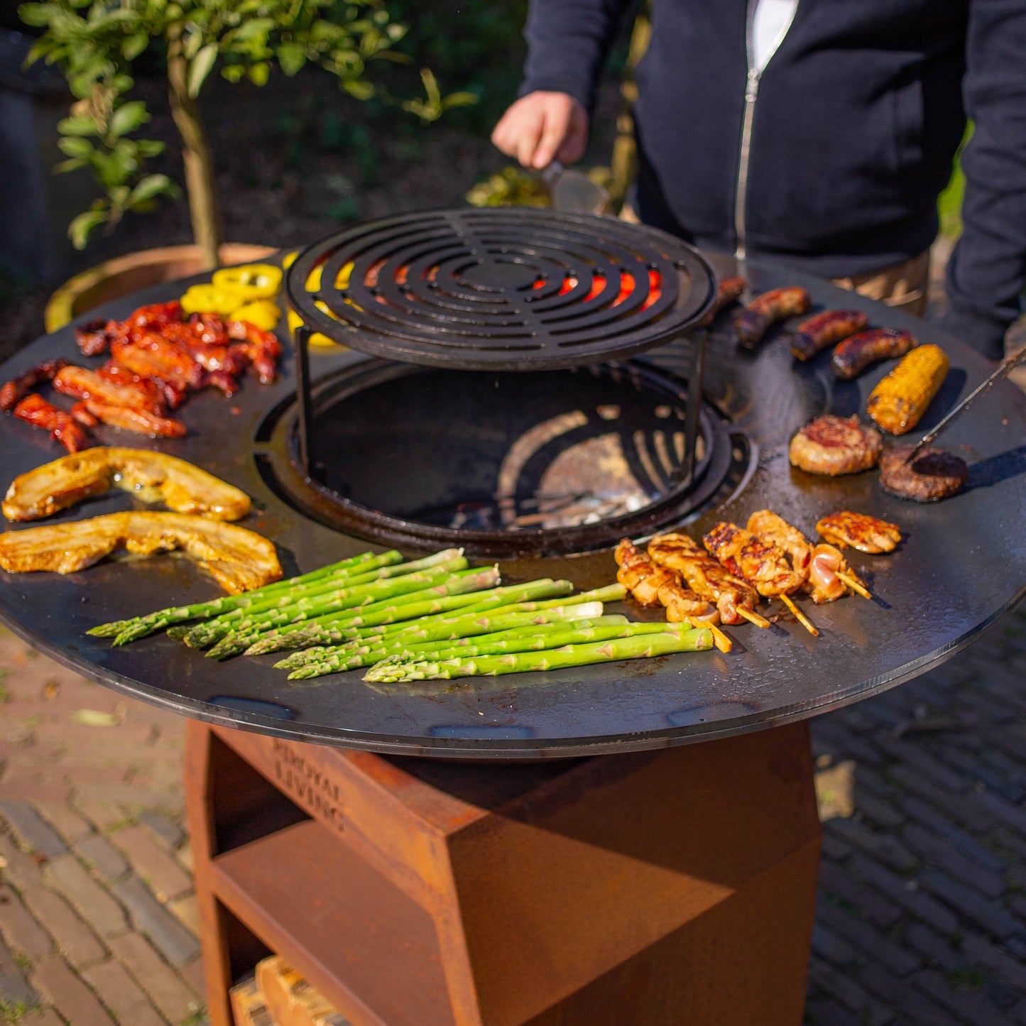 BBQ Plancha Grill Maestro XXXL Ø100cm Acier Corten - Avec grandes roues et rangement pour le bois