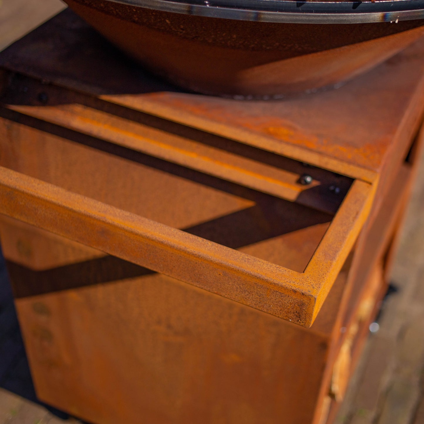 BBQ Plancha Grill Maestro Ø70cm Acier Corten - Avec grandes roues et compartiment à bois