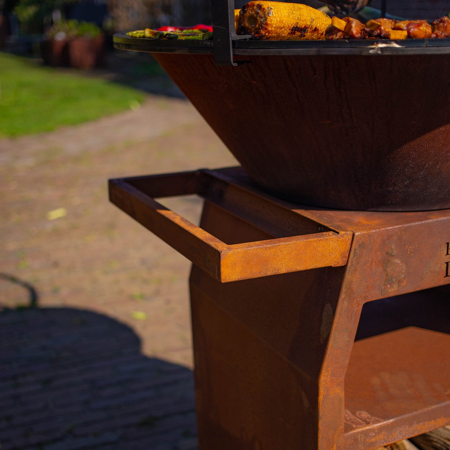 Barbecue Plancha Grill Maestro XXL Ø80cm Acier Corten - Avec tisonnier et rangement pour le bois