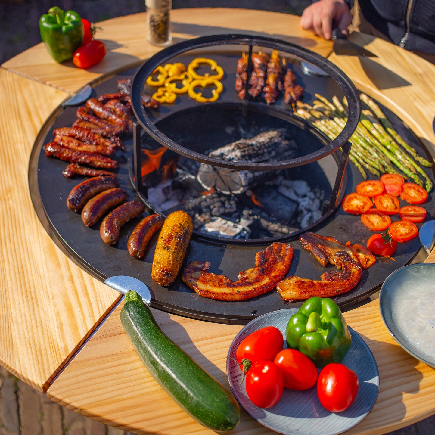 BBQ Plancha Grill Maestro Ø70cm Blackline – Avec entourage en bois Plancha Mesa