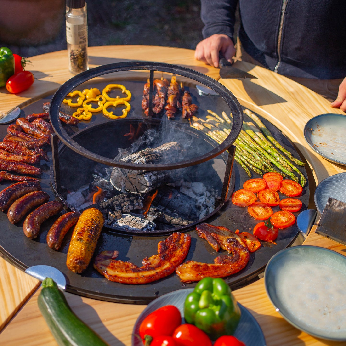 BBQ Plancha Grill Maestro Ø70cm Blackline – Avec entourage en bois Plancha Mesa