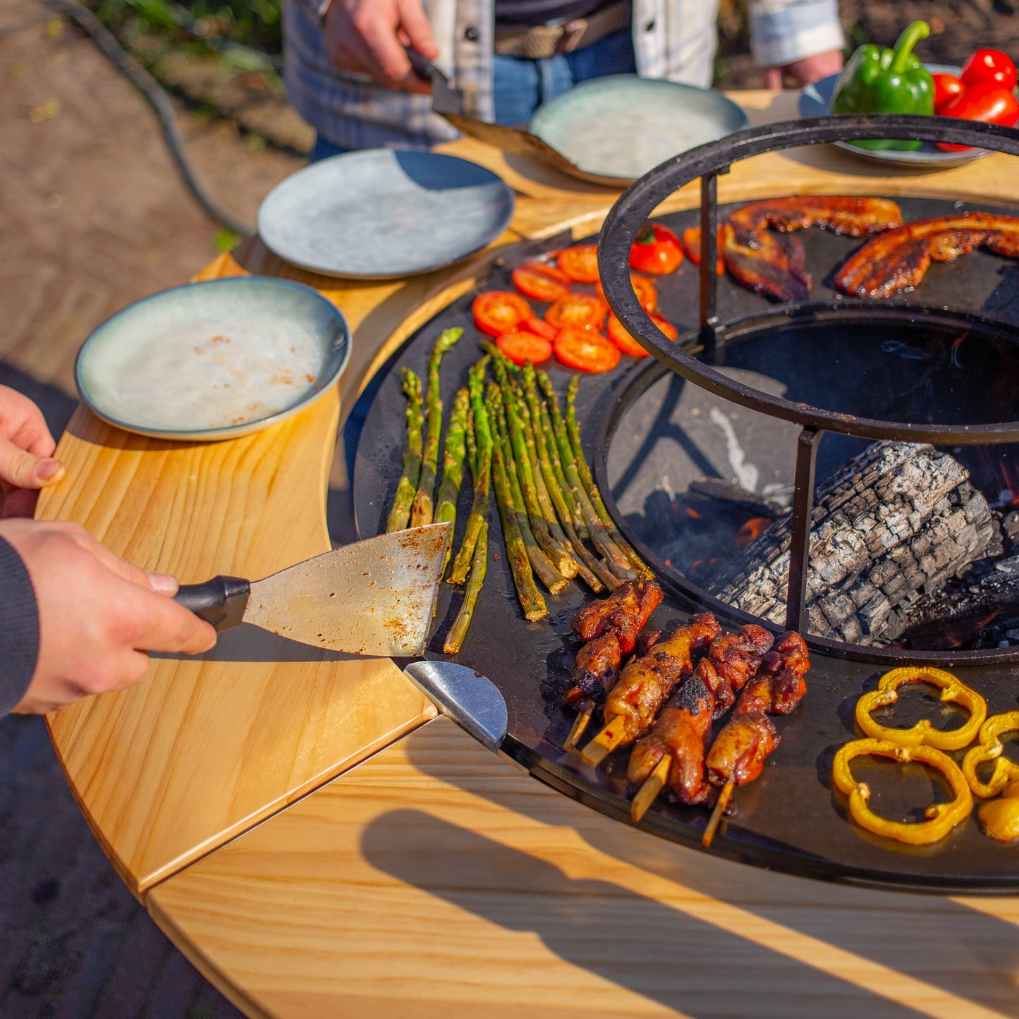 BBQ Plancha Grill Maestro Ø70cm Blackline – Avec entourage en bois Plancha Mesa