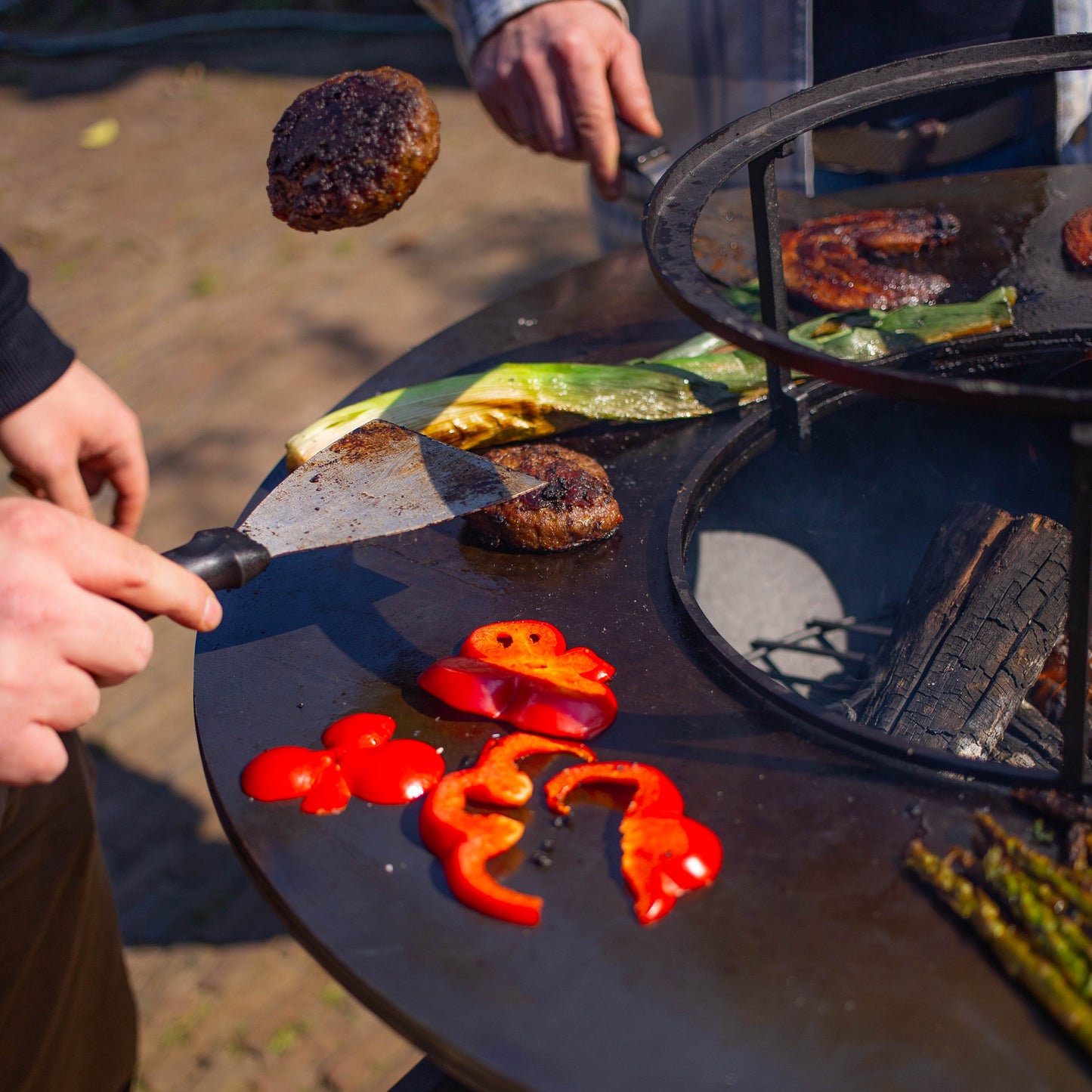 Barbecue Plancha Grill Maestro XXL Ø80cm Blackline - Avec tisonnier et rangement pour le bois