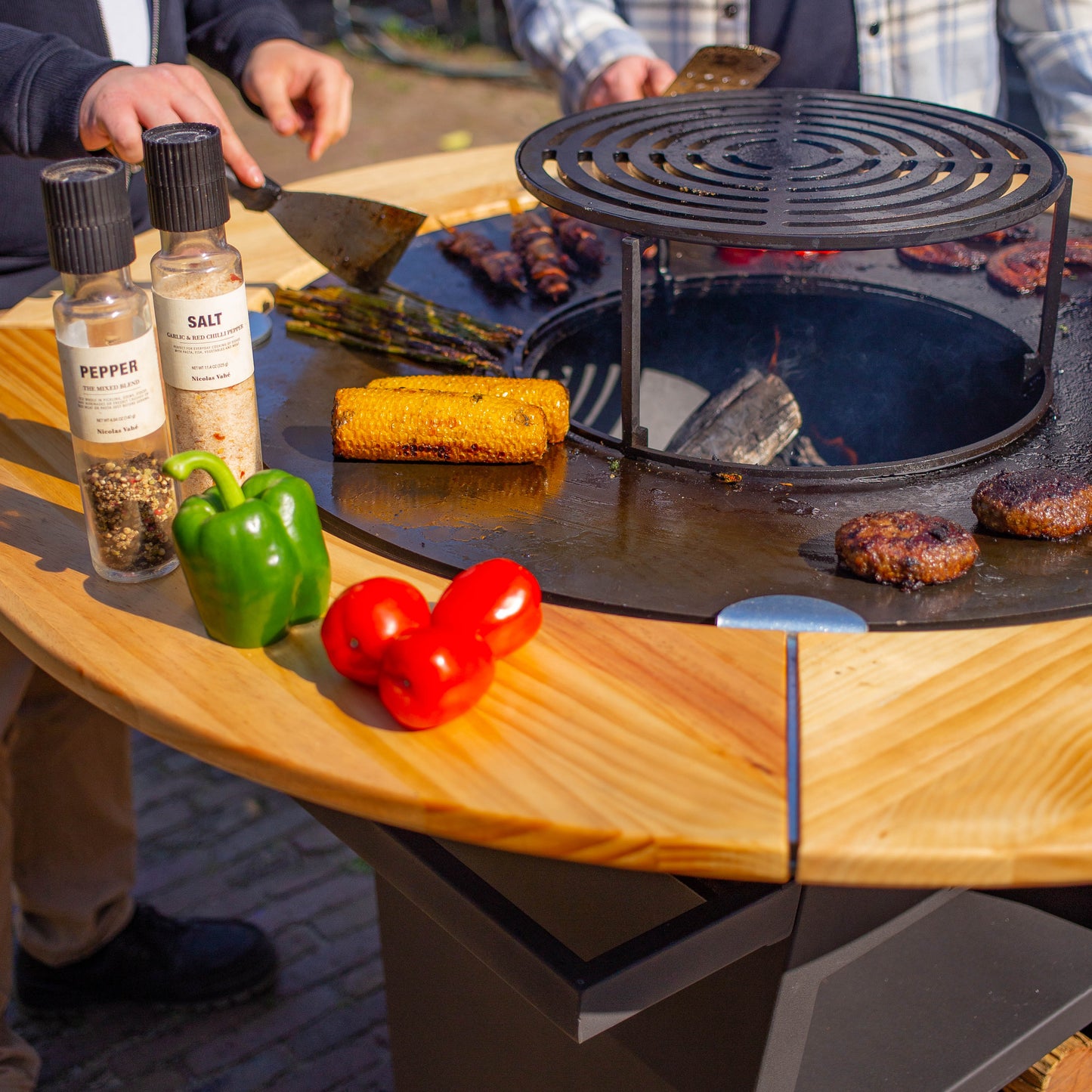 BBQ Plancha Grill Maestro XXL Ø80cm Blackline – Avec entourage en bois Mesa
