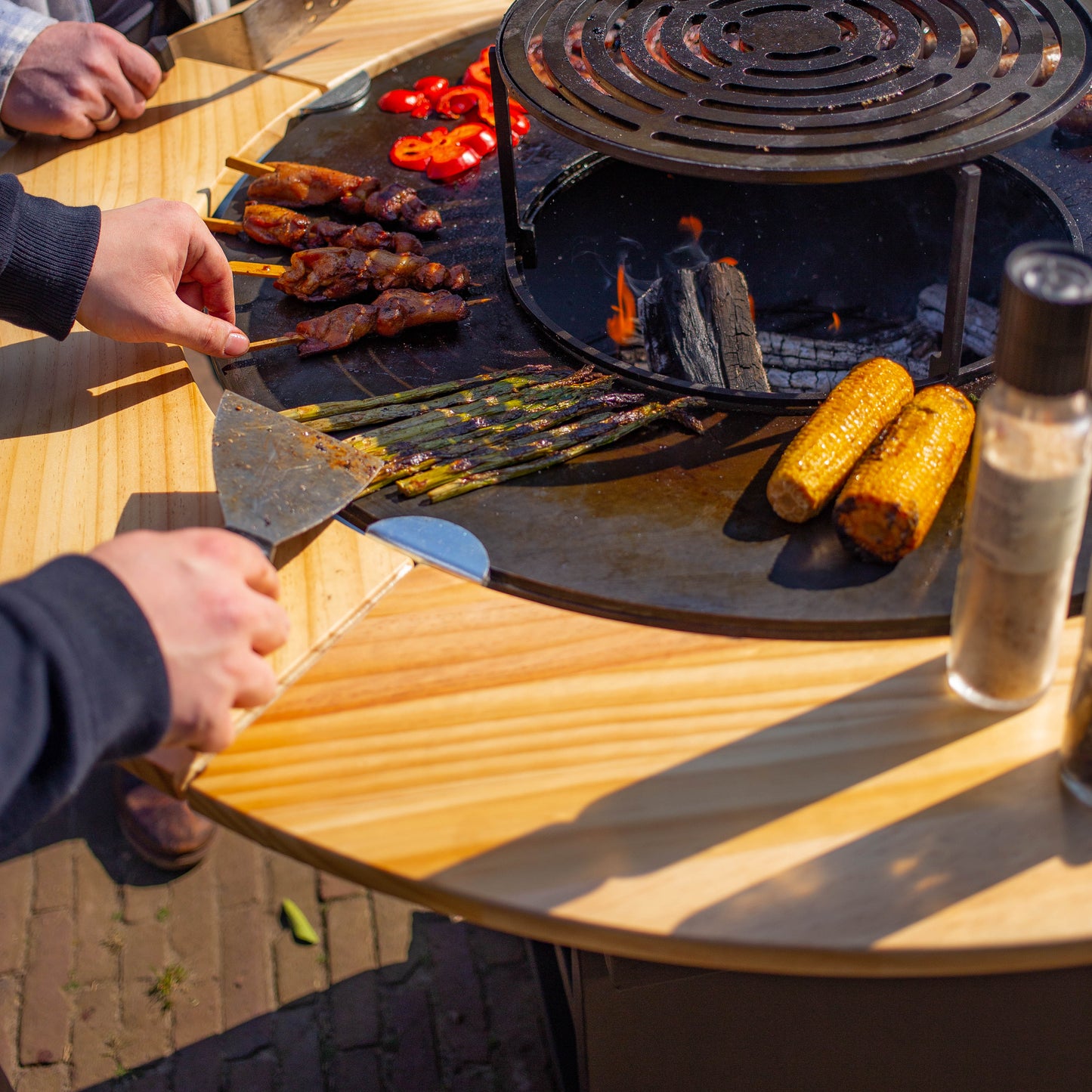 BBQ Plancha Grill Maestro XXL Ø80cm Blackline – Avec entourage en bois Mesa