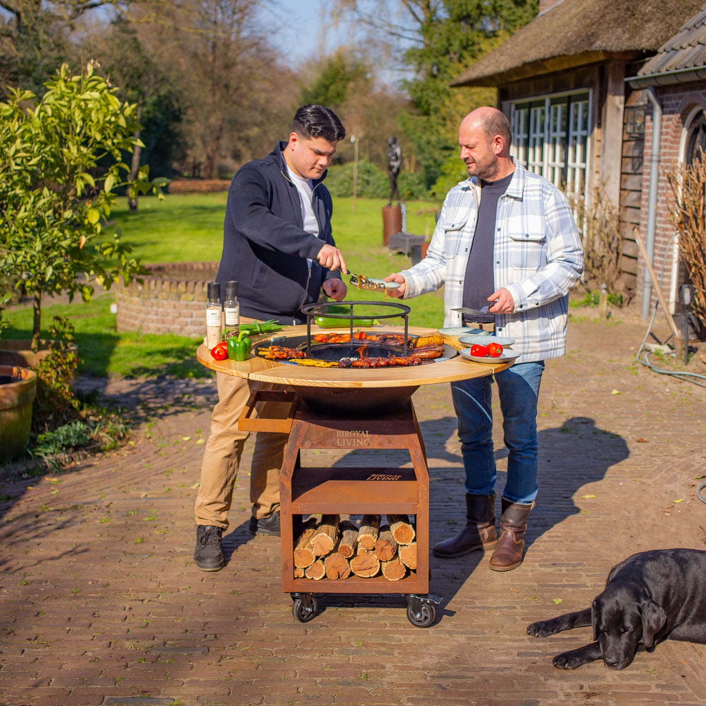 BBQ Plancha Grill Maestro Ø70cm en acier corten – Avec entourage en bois Plancha Mesa