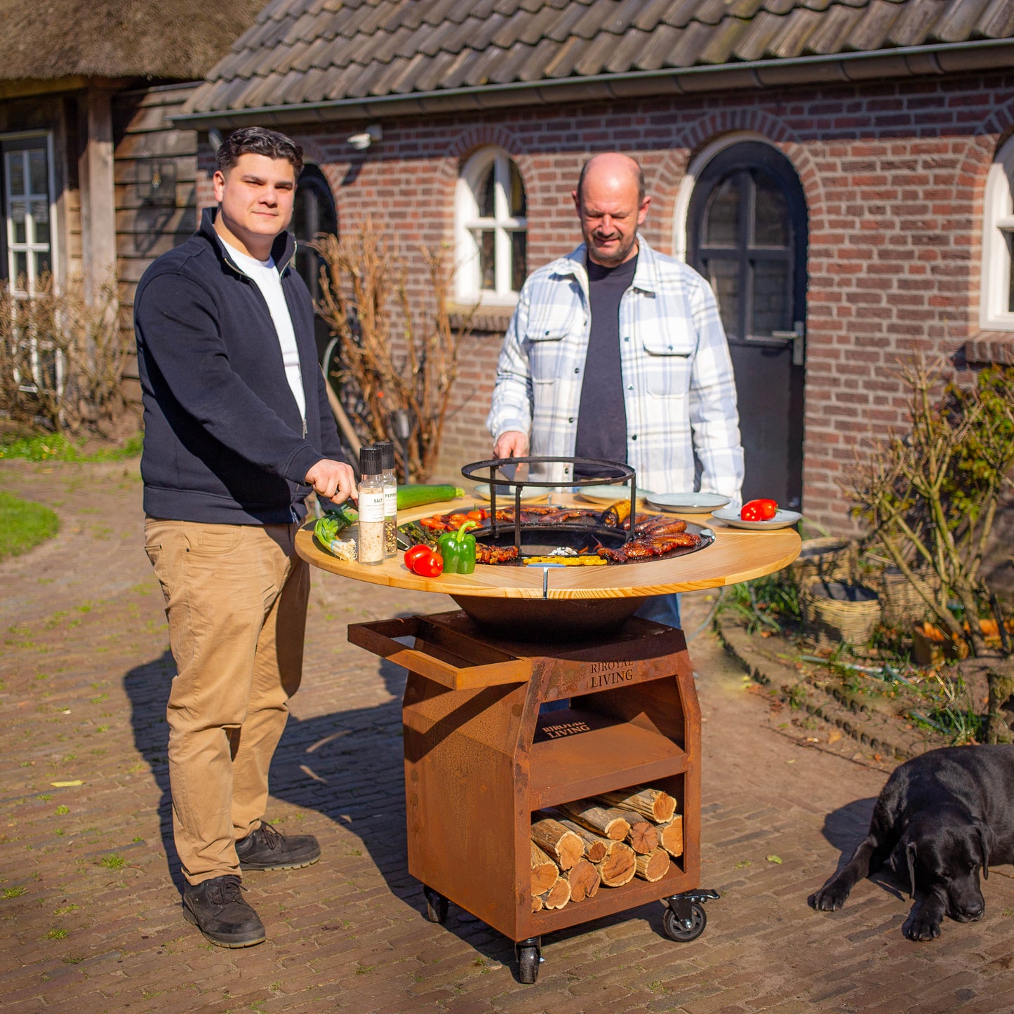 BBQ Plancha Grill Maestro Ø70cm en acier corten – Avec entourage en bois Plancha Mesa