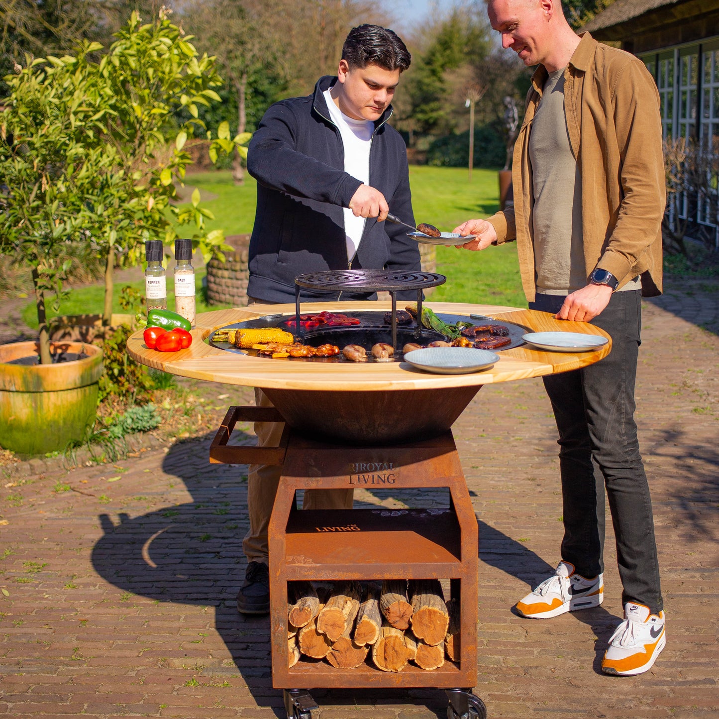 BBQ Plancha Grill Maestro XXL Ø80cm en acier corten – Avec entourage en bois Mesa