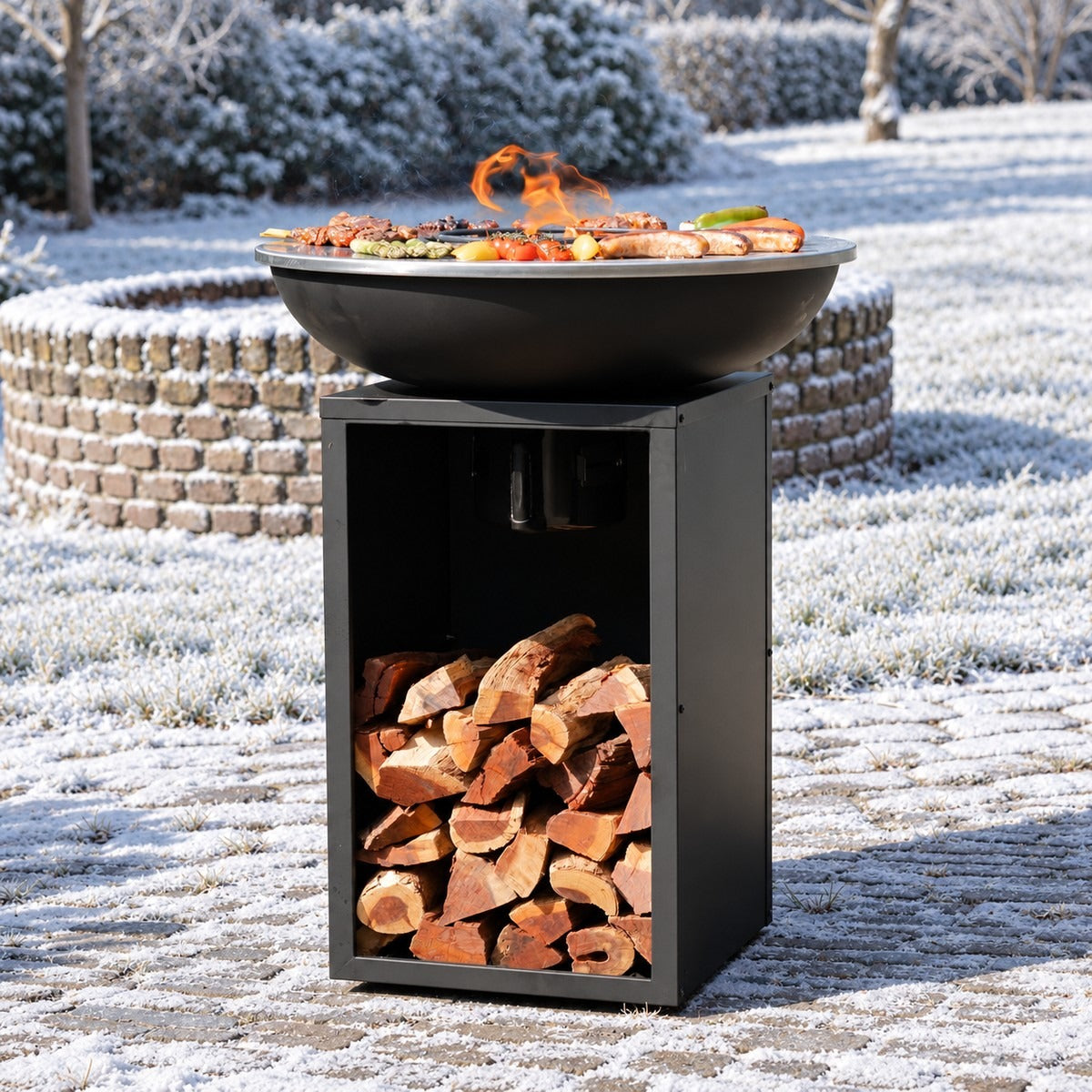 Barbecue Plancha Grill Amigo - Avec Housse de protection personnalisée et rangement bois Ø67cm — ambiance hivernale