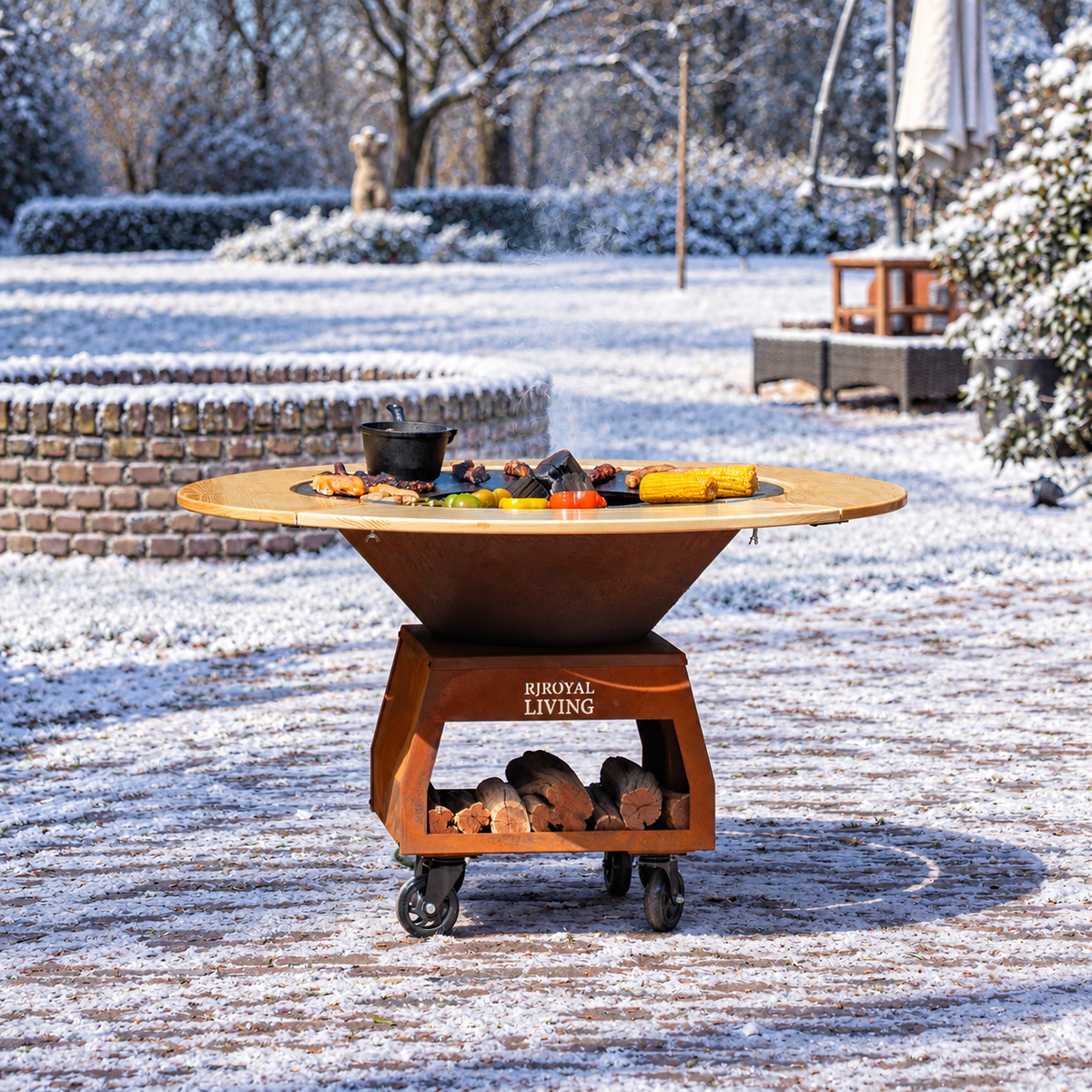 BBQ Plancha Grill Brasero en acier Corten avec plaque de cuisson Ø 80 cm et Mesa (bordure en bois), grandes roues, rangement pour le bois — ambiance hivernale