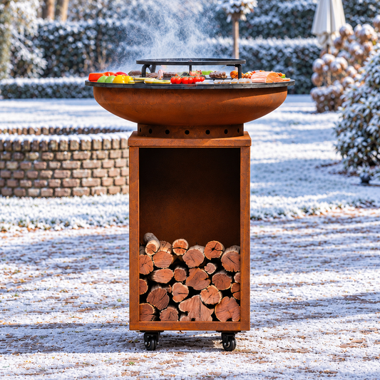 BBQ Plancha Grill Acier Corten Camarada 2.0 - Avec tisonnier et rangement bois Ø70cm — ambiance hivernale