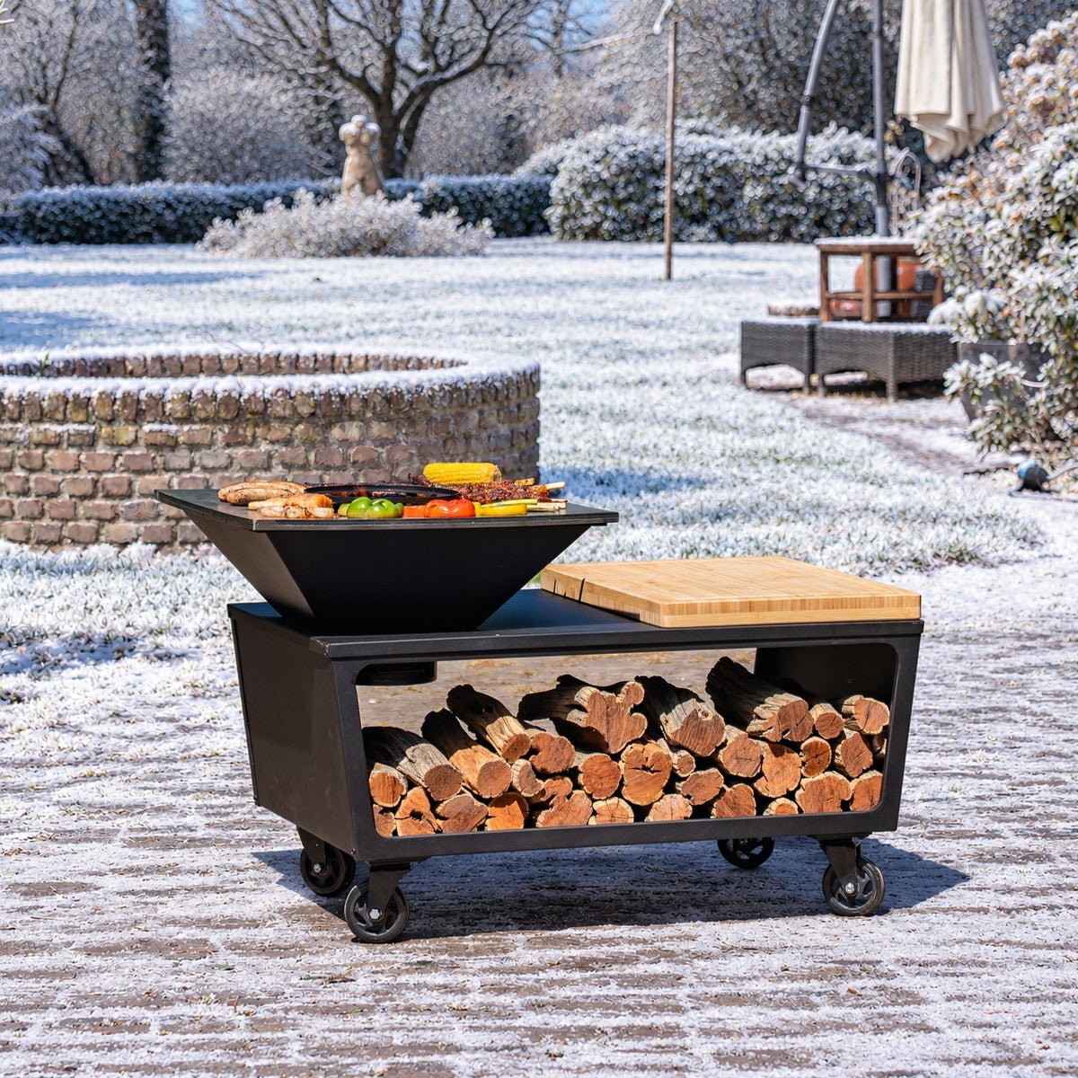 BBQ Plancha Grill Compañía - avec Housse de protection personnalisée et rangement bois 60Ø - Avec planche à découper — ambiance hivernale