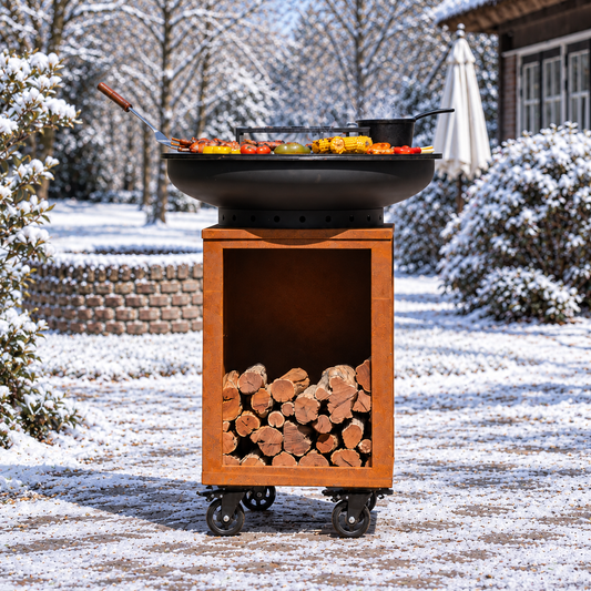 BBQ Plancha Grill Hermano XXL Blackline Acier Corten - Avec tisonnier et rangement pour le bois Ø80cm 8mm — ambiance hivernale