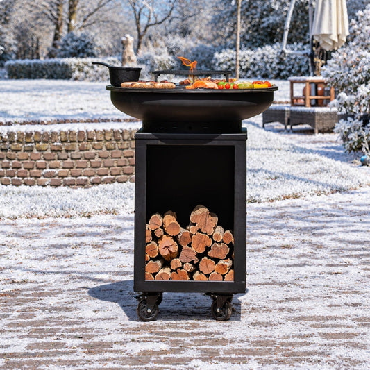 BBQ Plancha Grill Hermano XXL Blackline - Avec tisonnier et rangement pour le bois Ø80cm 8mm — ambiance hivernale