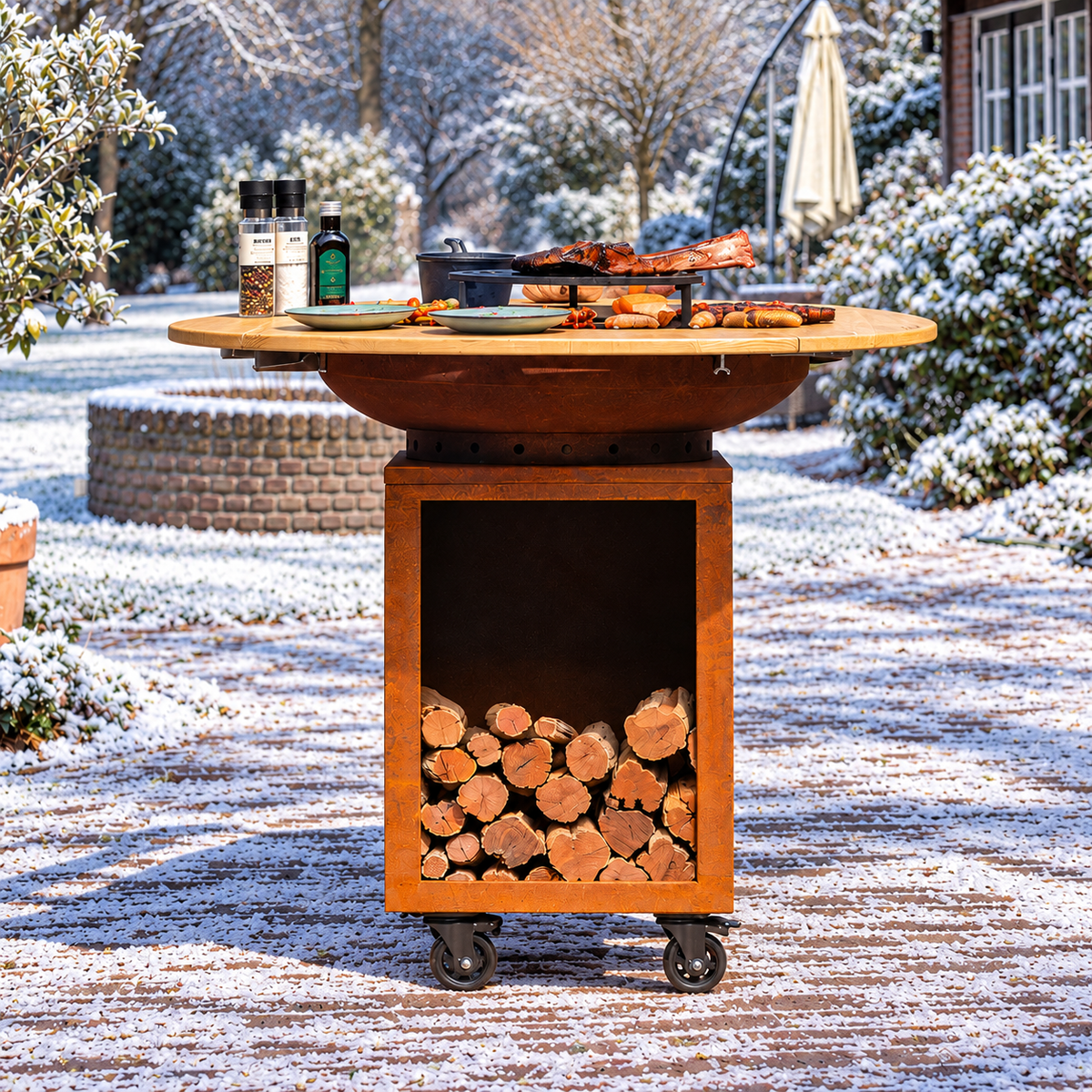 BBQ Plancha Grill Hermano XXL Acier Corten - Ø80cm 8mm Avec entourage en bois Mesa — ambiance hivernale