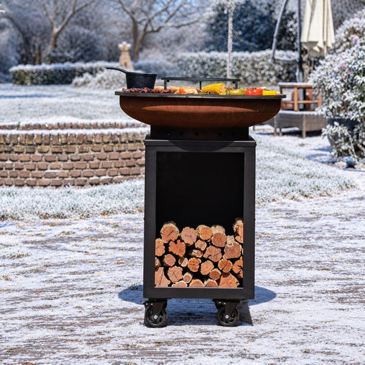 BBQ Plancha Grill Hermano XXL Acier Corten - Avec tisonnier et rangement pour le bois Ø80cm 8mm — ambiance hivernale
