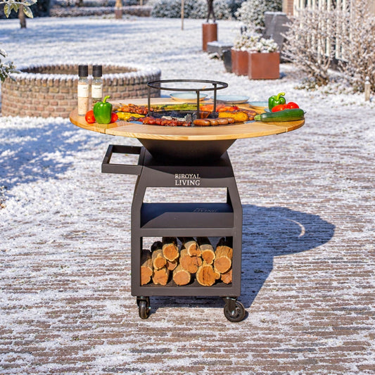 BBQ Plancha Grill Maestro Ø70cm Blackline – Avec entourage en bois Plancha Mesa — ambiance hivernale