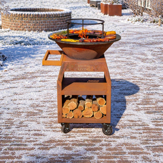 BBQ Plancha Grill Maestro Ø70cm Acier Corten - Avec grandes roues et compartiment à bois — ambiance hivernale