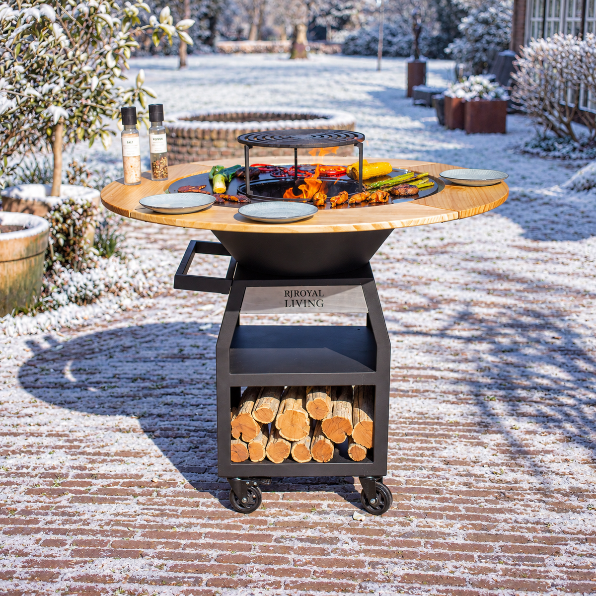 BBQ Plancha Grill Maestro Smokeless XXL Ø80cm Blackline – Plancha sans fumée avec entourage en bois Mesa — ambiance hivernale