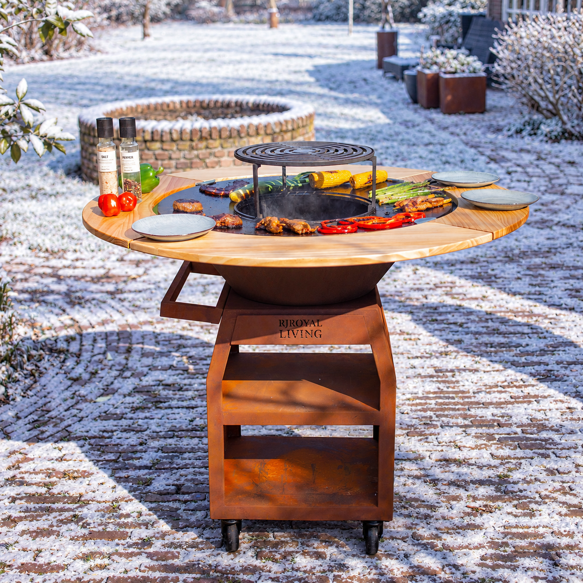 BBQ Plancha Grill Maestro Smokeless XXL Ø80cm en acier corten – Plancha sans fumée avec entourage en bois Mesa — ambiance hivernale