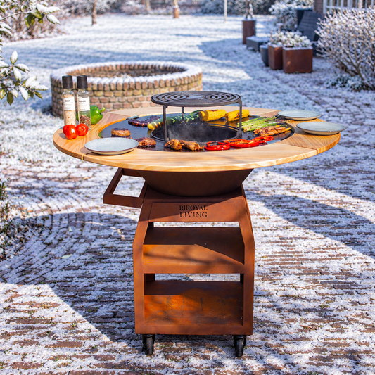 BBQ Plancha Grill Maestro Smokeless XXL Ø80cm en acier corten – Plancha sans fumée avec entourage en bois Mesa — ambiance hivernale