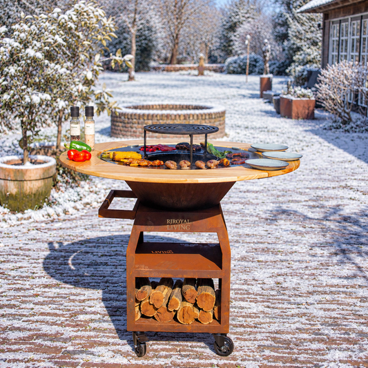 BBQ Plancha Grill Maestro XXL Ø80cm en acier corten – Avec entourage en bois Mesa — ambiance hivernale