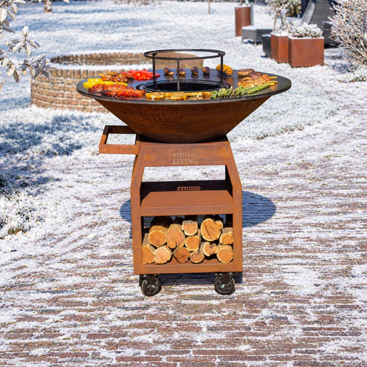 BBQ Plancha Grill Maestro XXXL Ø100cm Acier Corten - Avec grandes roues et rangement pour le bois — ambiance hivernale